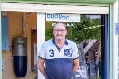 Dirigeant devant vitrine